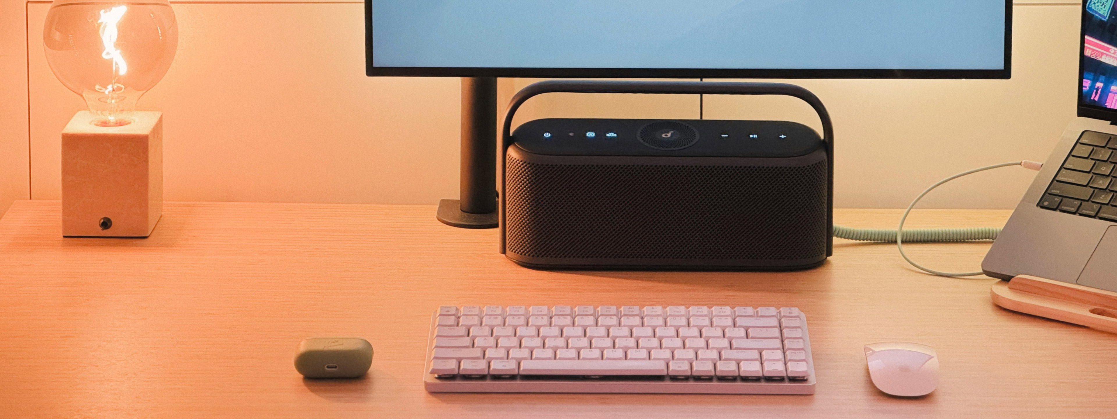 Moderner Arbeitsplatz mit Laptop und Zubehör – IT-Service in Basel